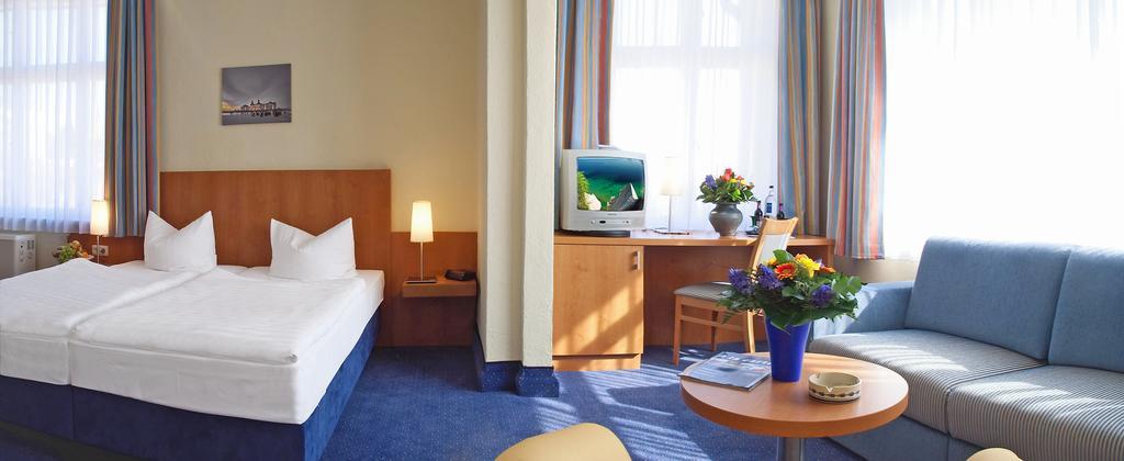 Hotel Xenia Зеллин Экстерьер фото